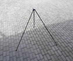 100 cm-es festett bográcsállvány, csavart 10-es négyzetacélból