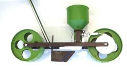 R4 mini farmer rezgőnyelves vetőgép ,sorkerekes, nyéllel (93-2060)