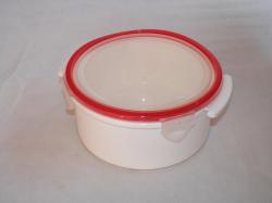 Gumiperemes műanyag ételtartó 1,5 l piros (438)