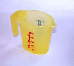 Mércés, ovális sárga műanyagkancsó 250 ml (531)