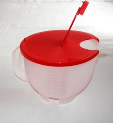 Mércés műanyag kancsó fedéllel 2 l, piros (210)