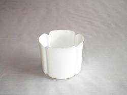 Virágtartó kaspó, szirom formájú, 11 cm, fehér műanyag (212)