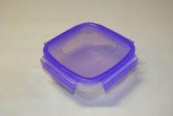 Csatos, szögletes műanyag ételdoboz 550  ml lila (590- lila)