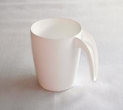 Fogantyús fehér műanyagpohár 2 dl (516)