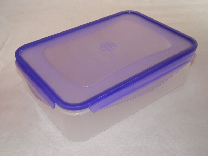 Csatos, szögletes műanyag ételdoboz 2 L lila (579)