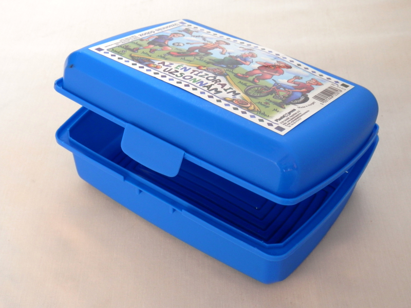 Uzsonnás műanyagdoboz matricával kék (517/1)