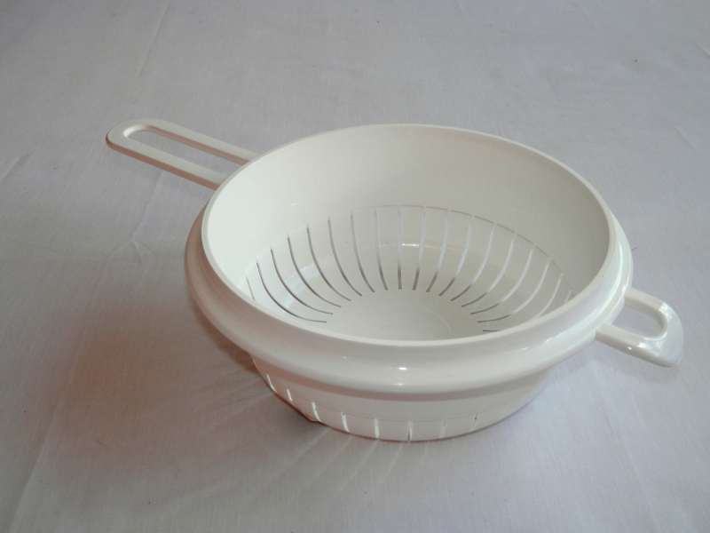 Saláta és tésztaszűrő, fehér műanyag (123)