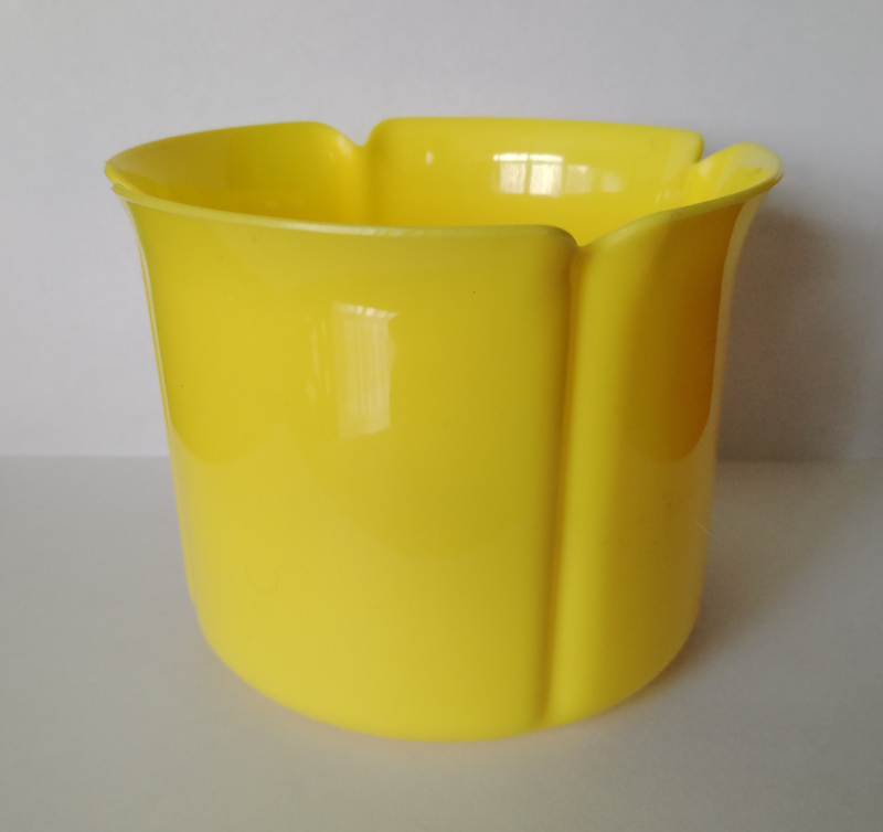 Virágtartó kaspó, szirom formájú, 13 cm, sárga műanyag (213)