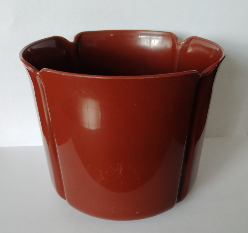 Virágtartó kaspó, szirom formájú, 15 cm, barna műanyag (214)