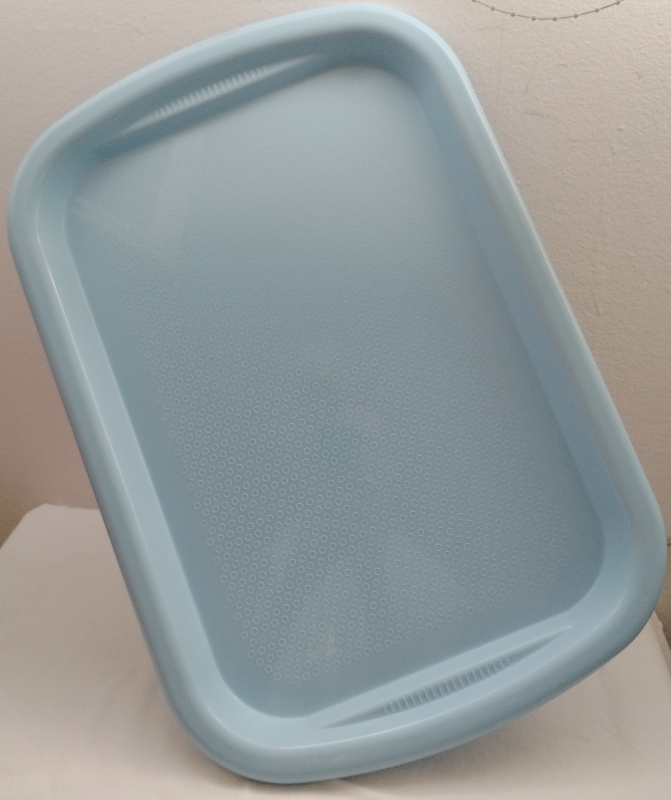 Csúszásgátlós kék műanyagtálca  32,5 x 48 cm (428)