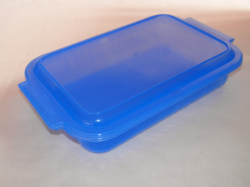 Szögletes, hőálló műanyagtál fedéllel (16)