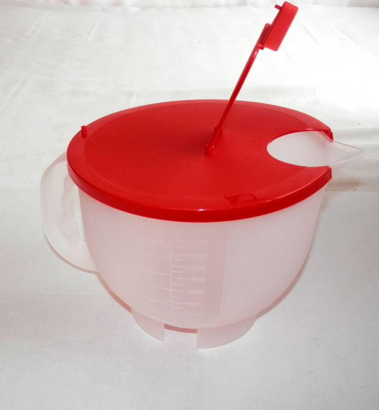 Mércés műanyag kancsó fedéllel 2 l, piros (210)