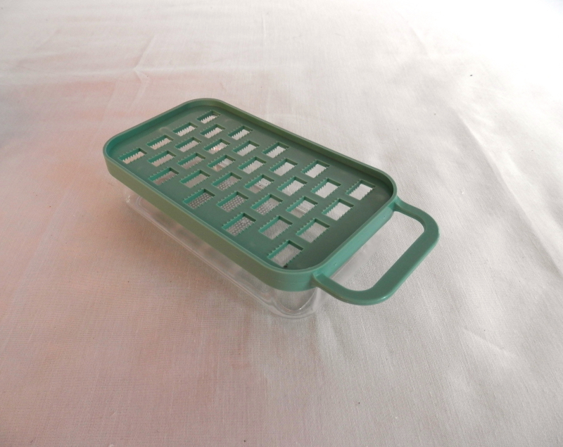 Tálcás  műanyag almareszelő menta (75/1)