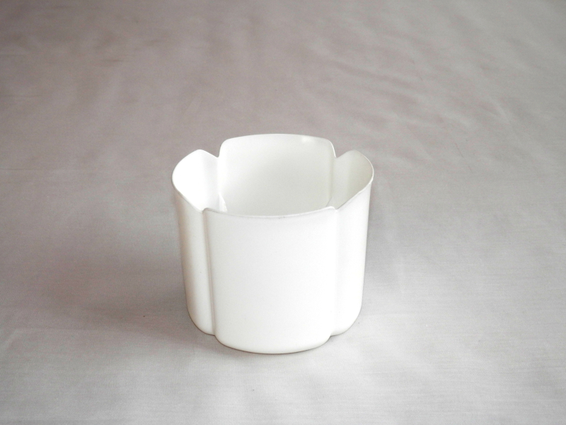 Virágtartó kaspó, szirom formájú, 11 cm, fehér műanyag (212)