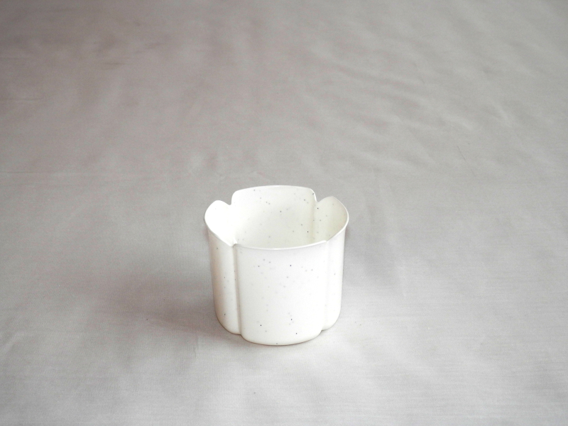 Virágtartó kaspó, szirom formájú, 8 cm, fehér műanyag (211)