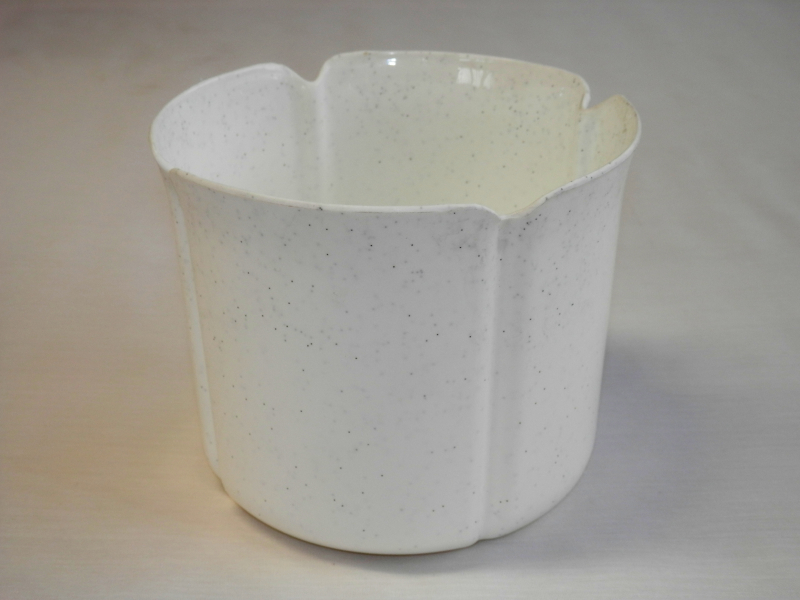 Virágtartó kaspó, szirom formájú, 17 cm, fehér műanyag (215)