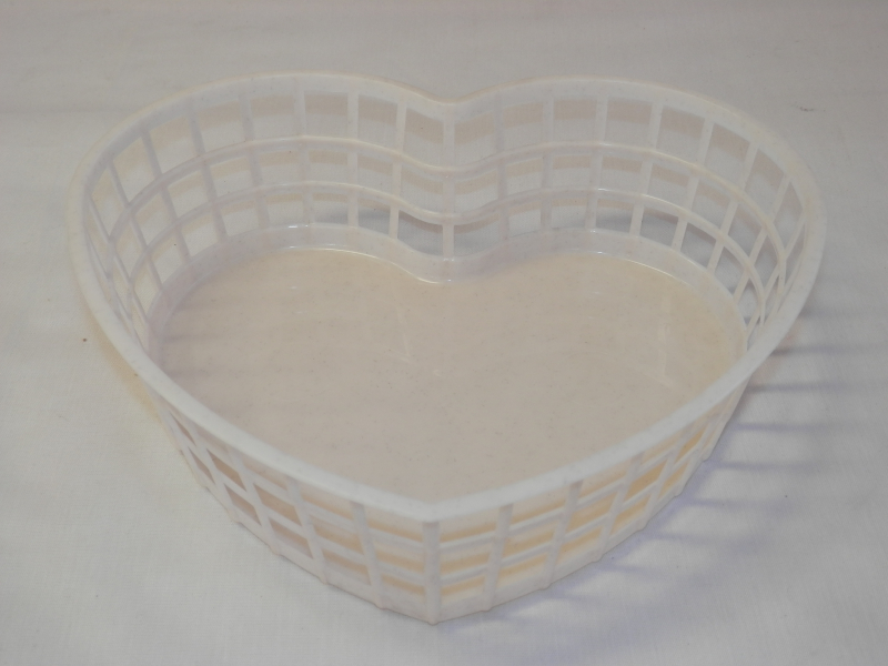 Szív alakú műanyagkosár közepes, fehér (221)